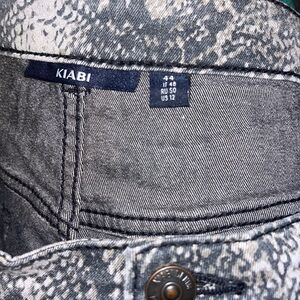 Ankle cropped skinny jeans, snake print